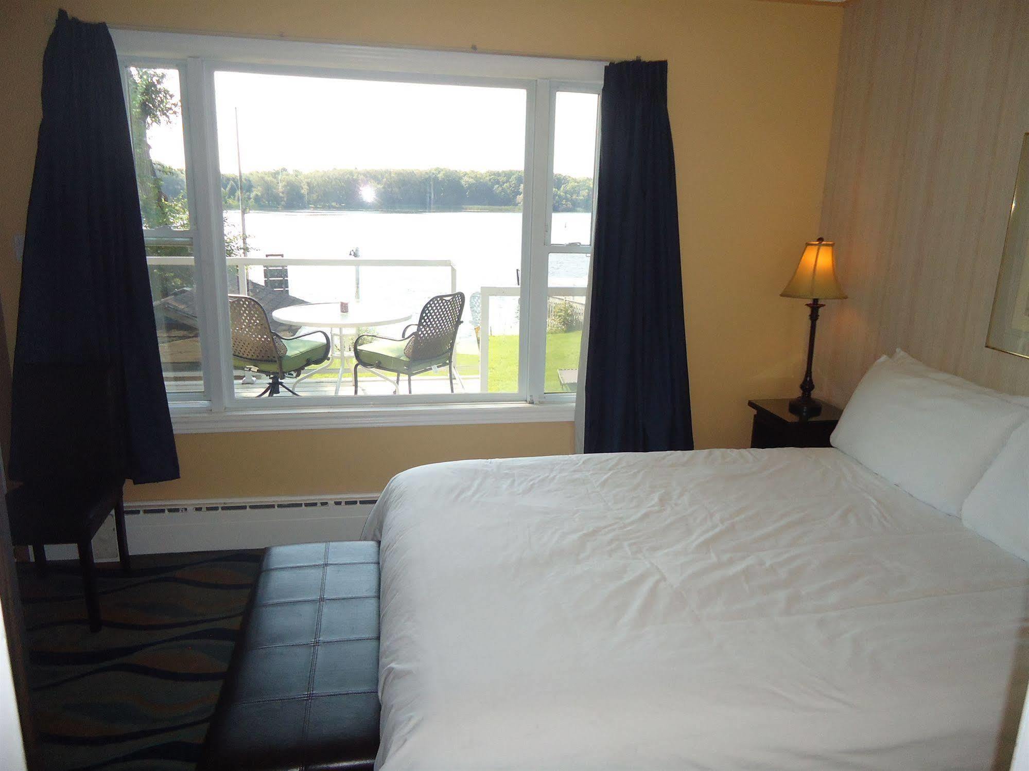 Bayside Inn & Waterfront Suites Кінгстон Екстер'єр фото